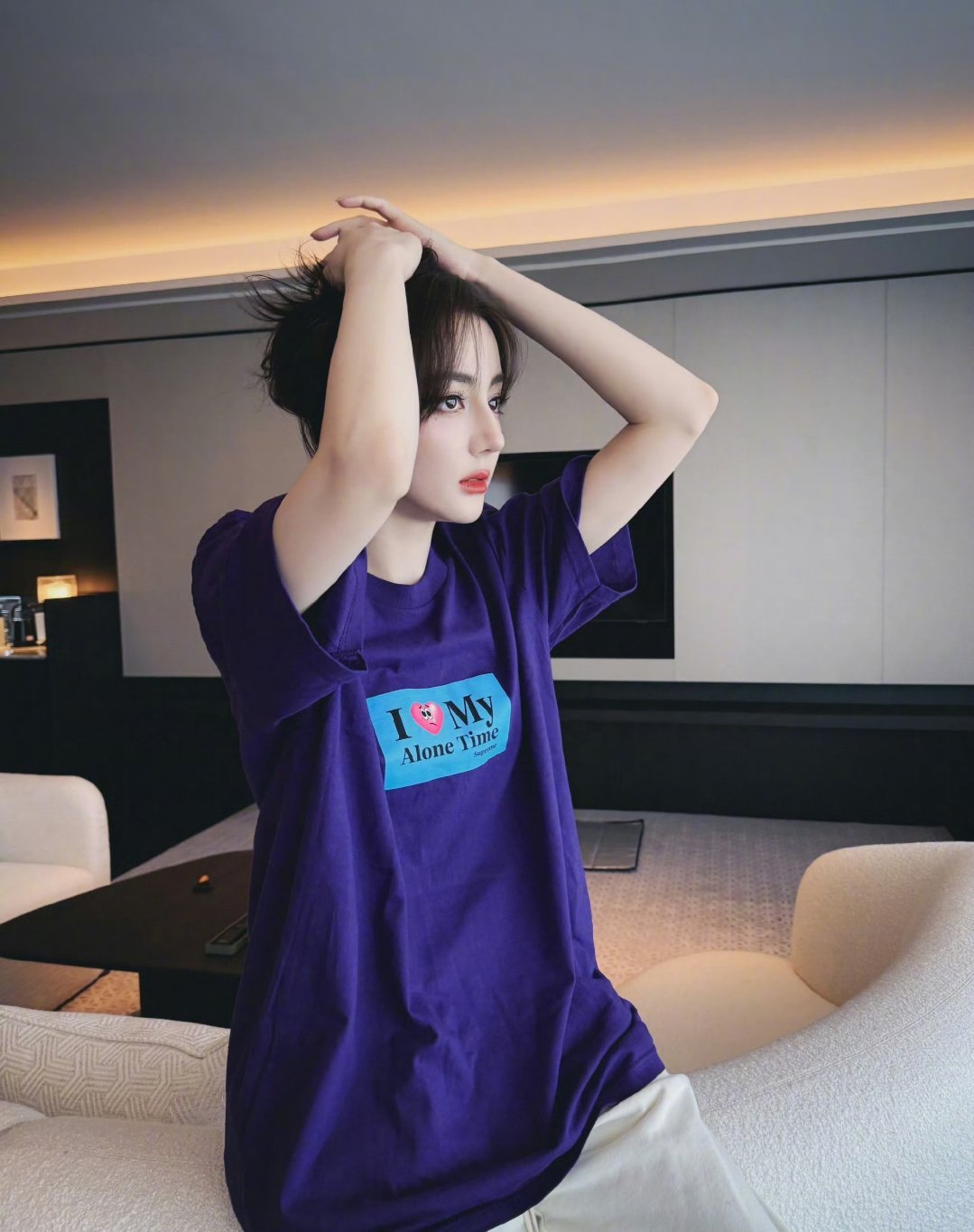 迪丽热巴明示用轻松的方式表达生活状态。迪丽热巴这组自拍，让大家看到她对于个人空间