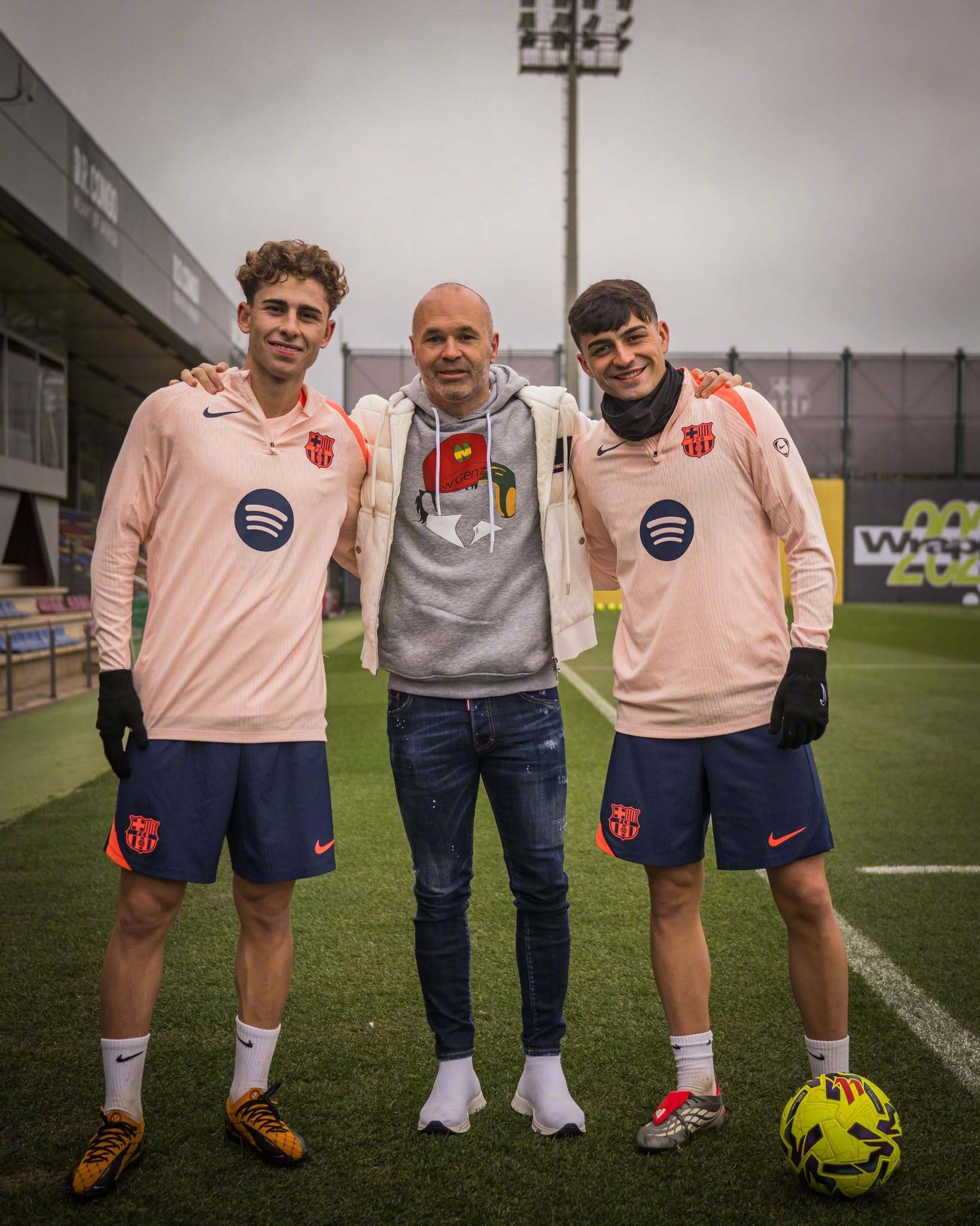 🤝🏻老朋友和新朋友，大朋友和小朋友⚽那些看着伊涅斯塔比赛长大并努力学习他的的