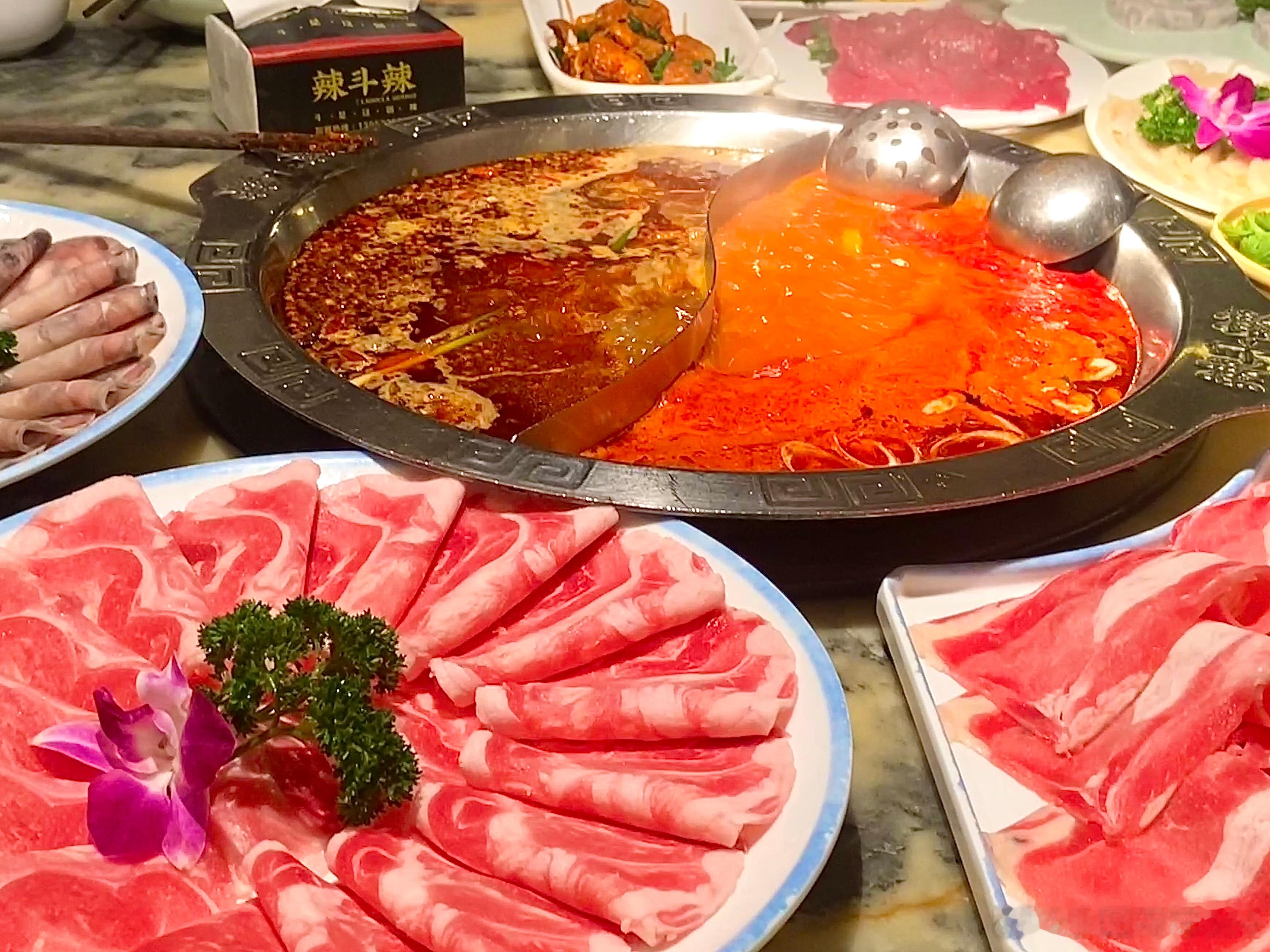 今年新中式刮起一阵风潮，明星爱豆纷纷穿上马面裙、盘扣旗袍等等，正好和朋友少了正式