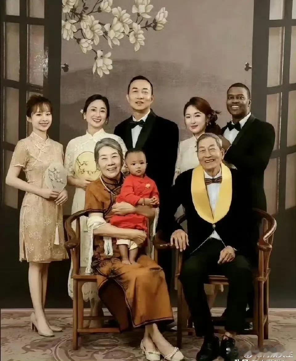 仔细一看这全家福。下一代基本完全是和谐的全家福了 ​​​