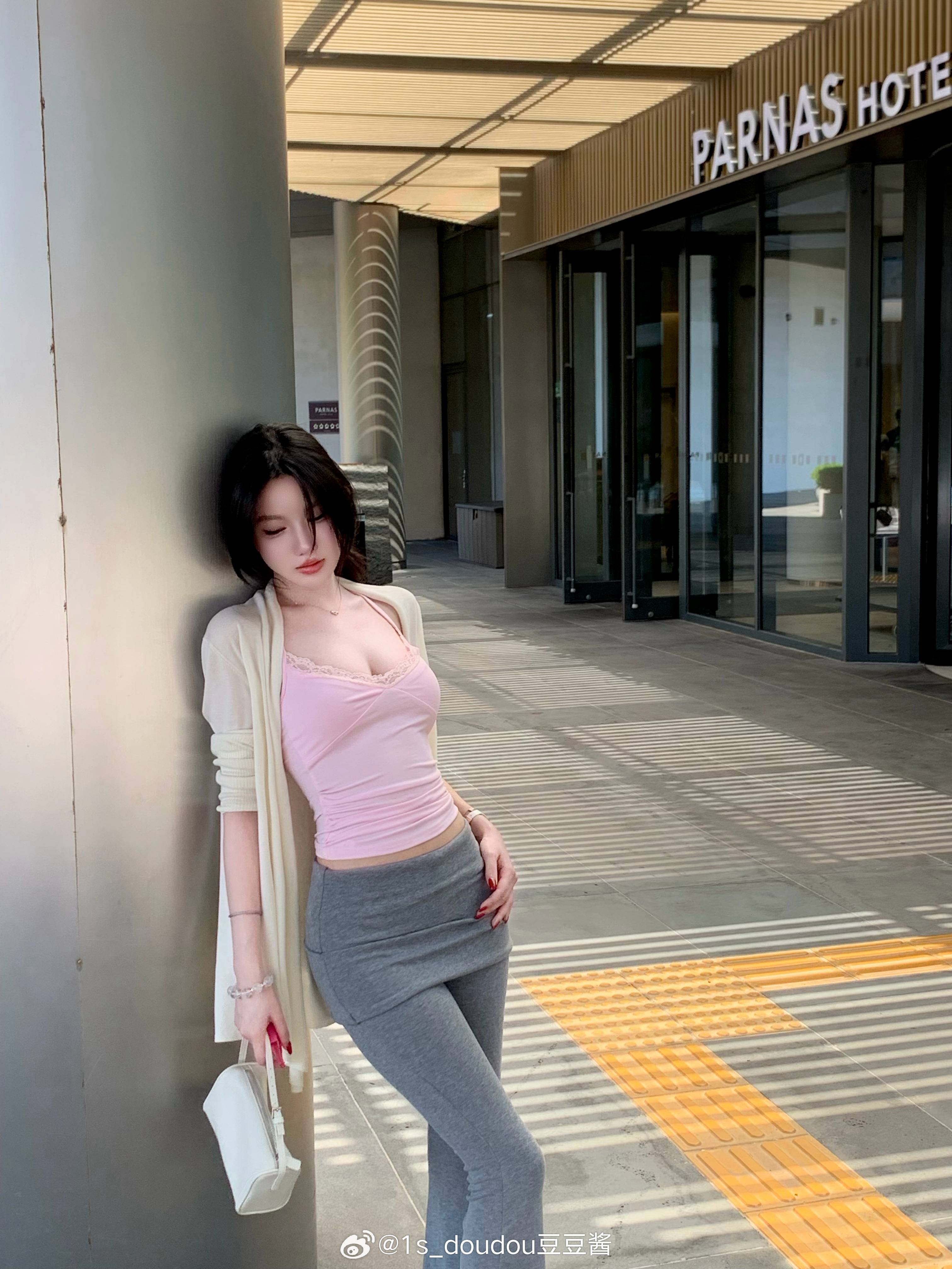 窝趣…这三件套真是美得都让我有点陌生了如此貌美的蕾丝吊带我竟然出了三个色！！🥳