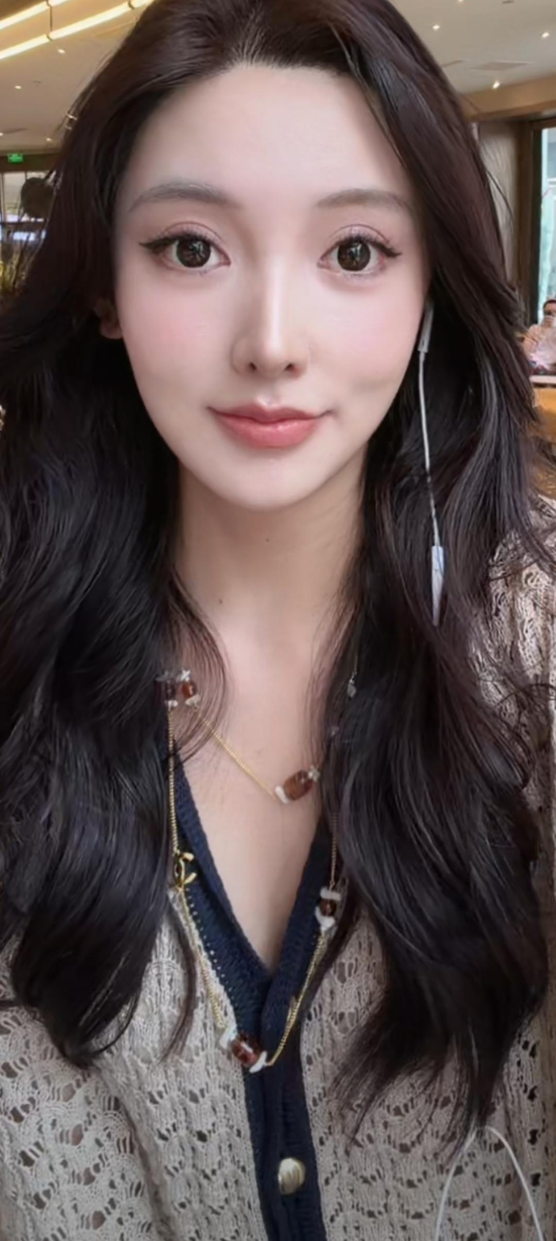 这个女生戴着耳机在微笑。