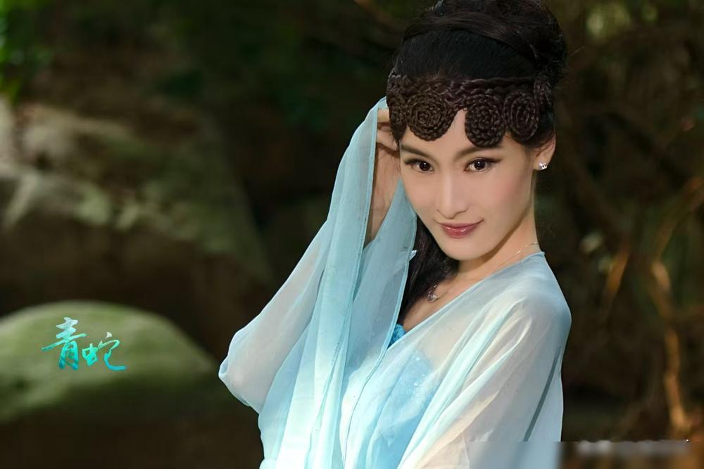 别再争了，我告诉你一个真相。
除了张曼玉，后面所有演青蛇的，演的都不是妖，是丫