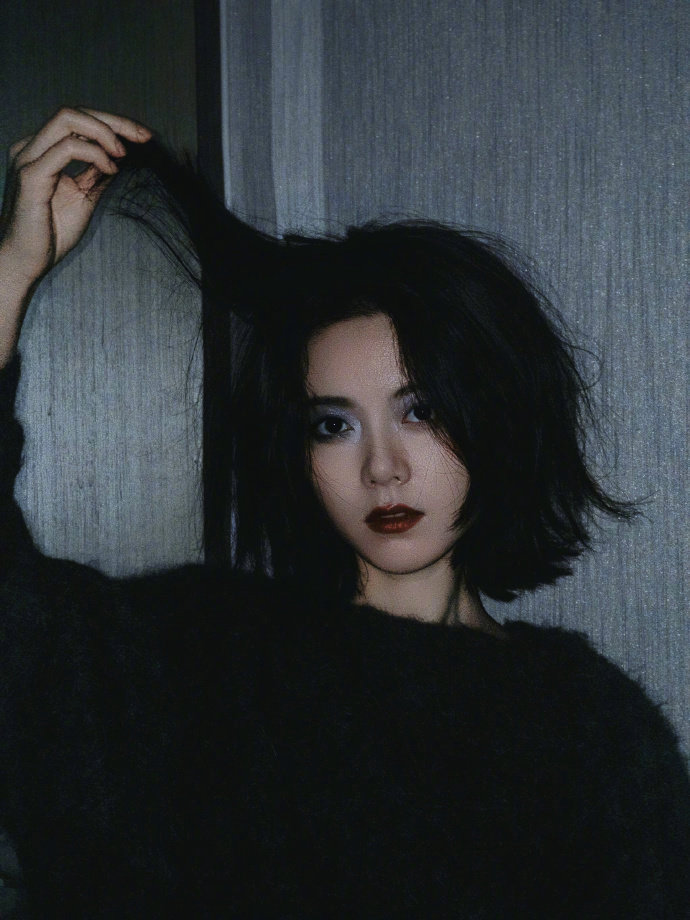 赵今麦手搓烟熏妆赵今麦没有技巧全是美丽短发+蓝色烟熏妆也太绝了！侧脸线条干净又灵