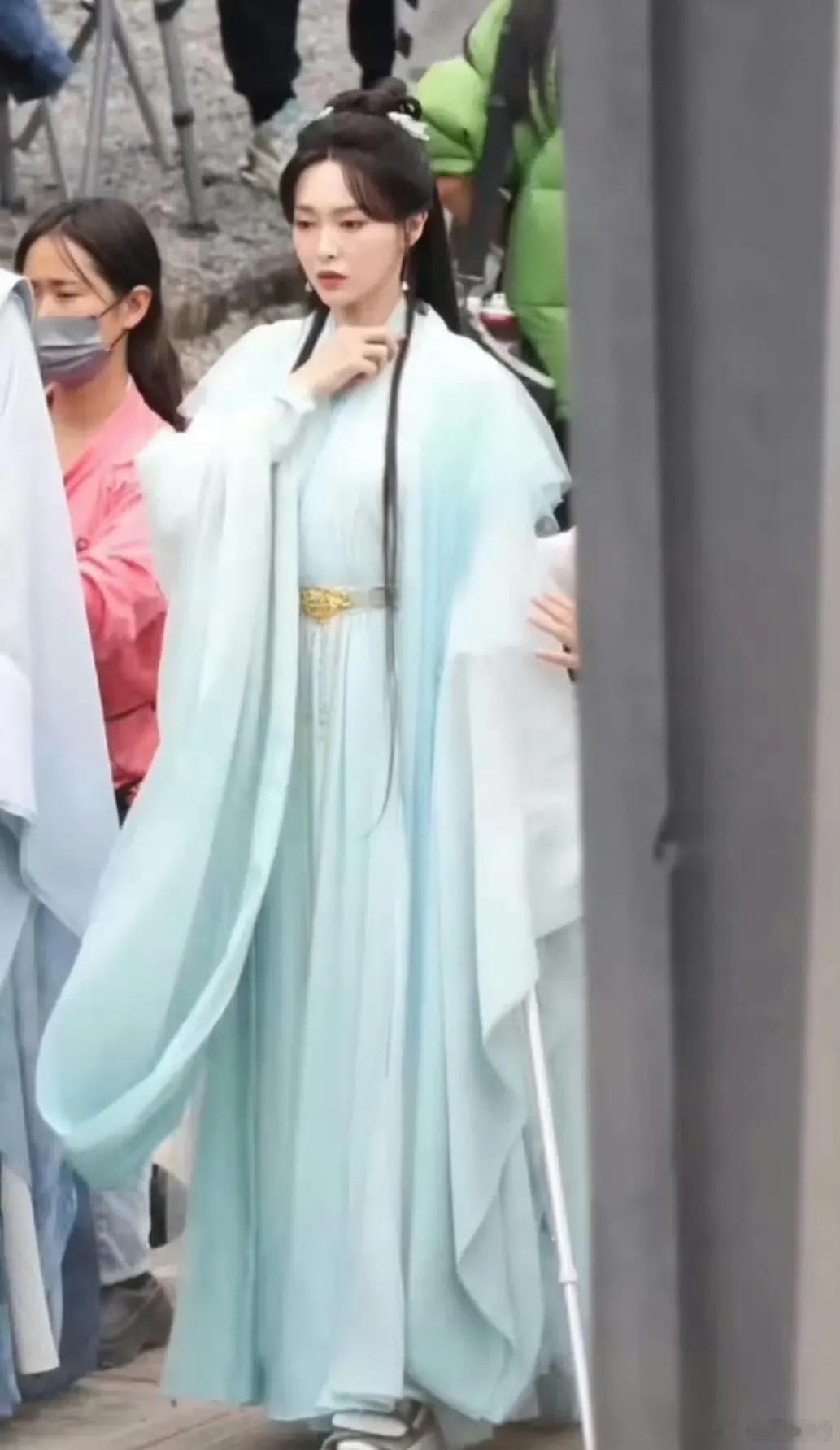 #唐嫣拄着拐杖拍戏#唐嫣好敬业啊，之前因为拍戏过程中腿部受了伤，没有完全康复就来