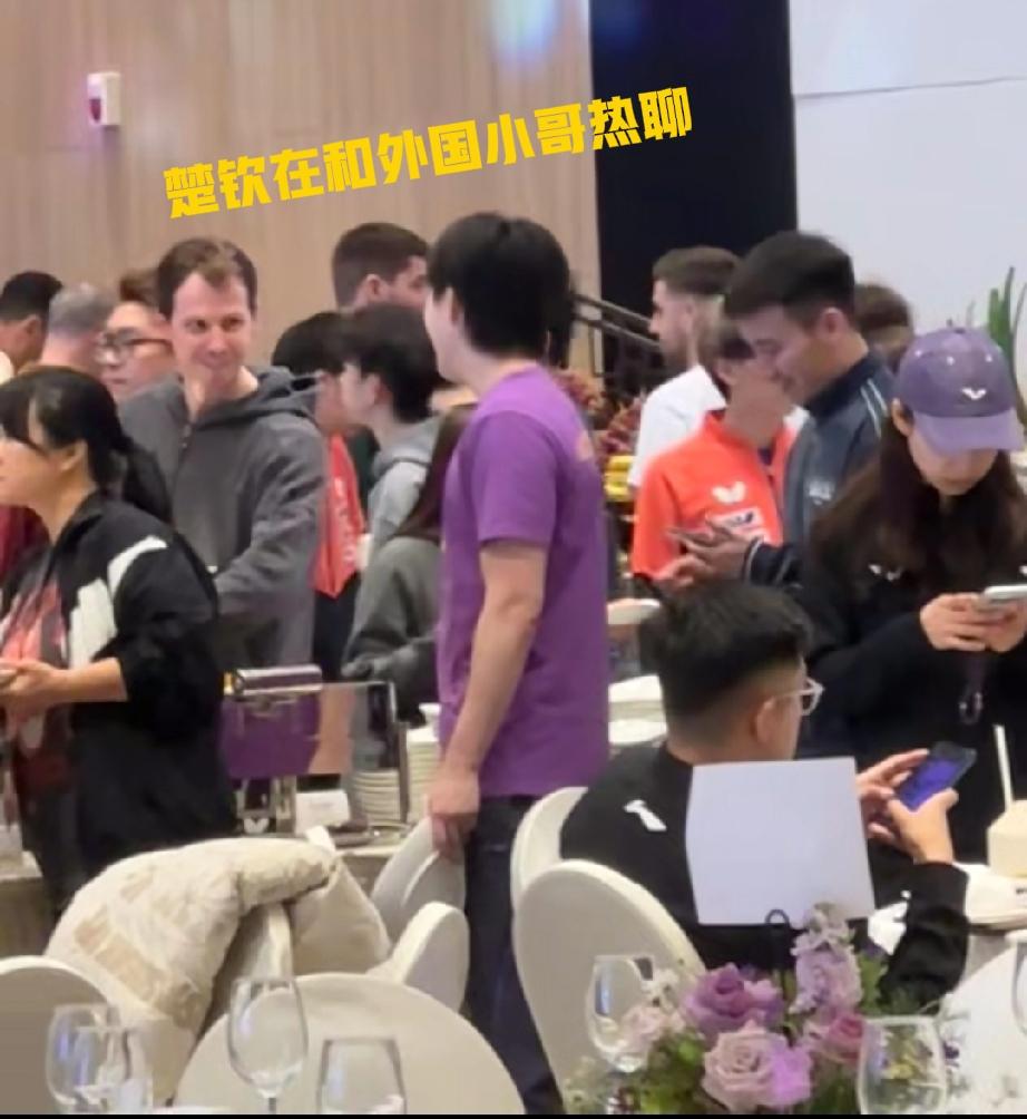 王楚钦人缘是真好！

这不今晚重庆冠军赛举办晚宴，来自网友发来的照片，只见楚钦和