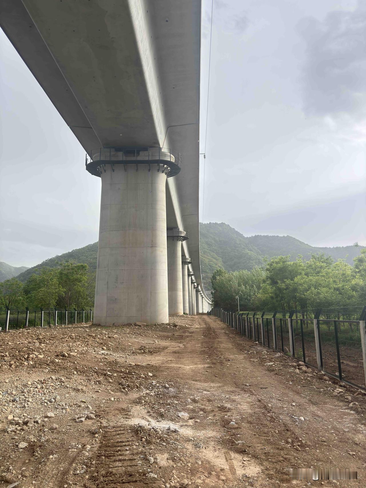 路过长安区大黄路，看到这个西康高铁，据说西康高铁今年也能通车，估计是在西十高铁通