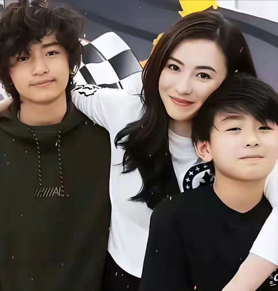 张柏芝澳洲看小Q打球！躺儿子怀里拍照像姐弟，被小Q亲额头好温馨 