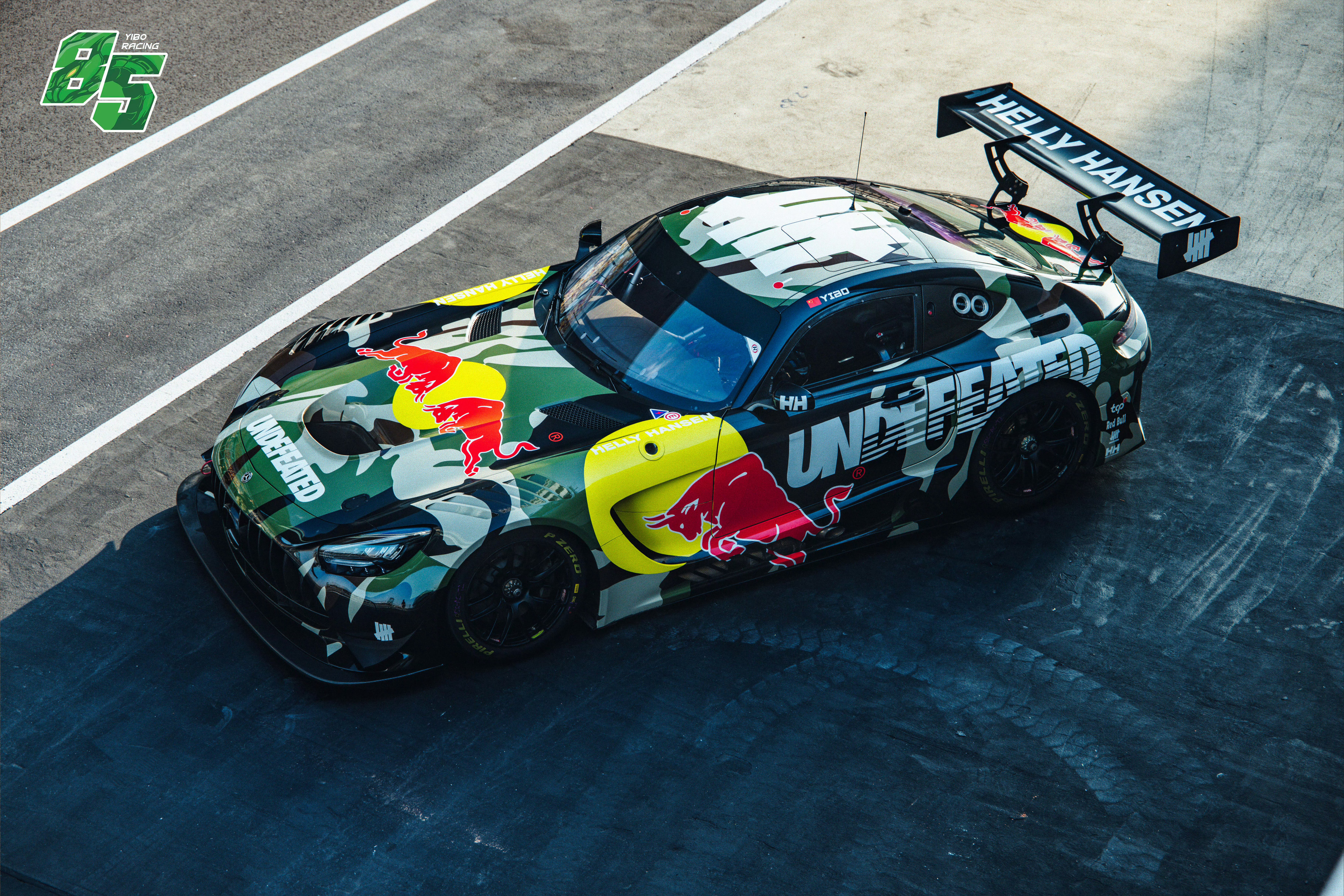 王一博赛车新拉花 三位品牌霸霸就这样展示实力好帅气的迷彩涂装，好亮眼的新拉花！！