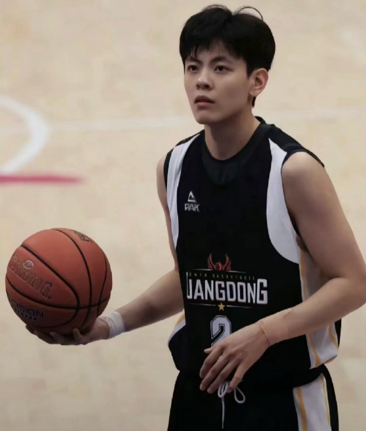 杨舒予，2002年出生于云南昆明，身高1米83 ​​​