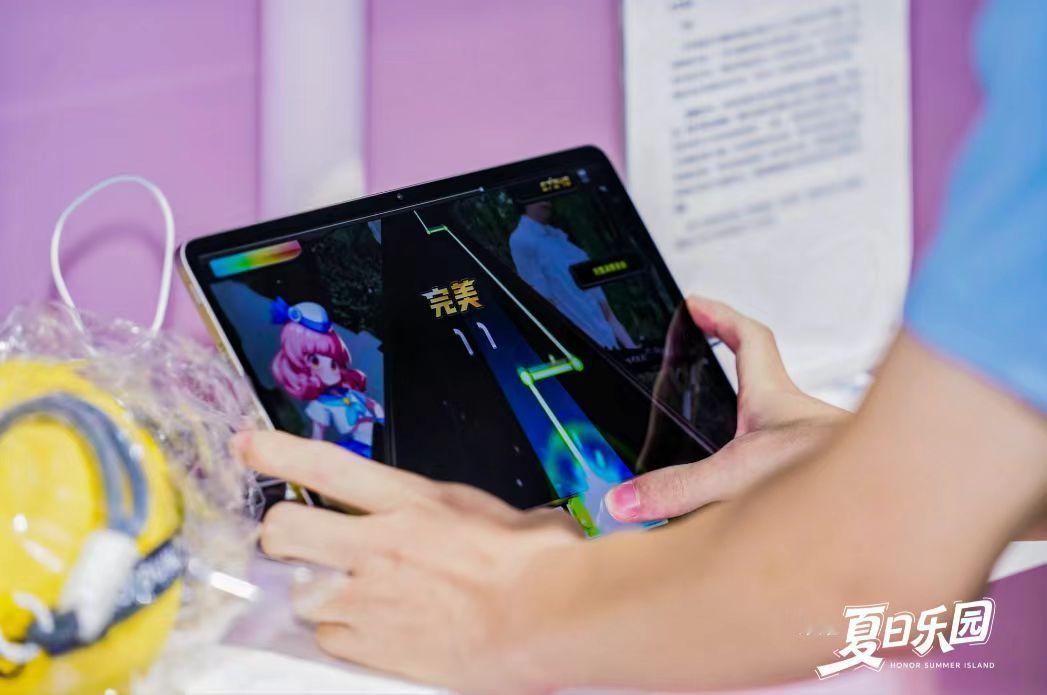 话说这届 ChinaJoy，荣耀可真是把“黑科技”玩出了新高度，让不少逛展的朋友