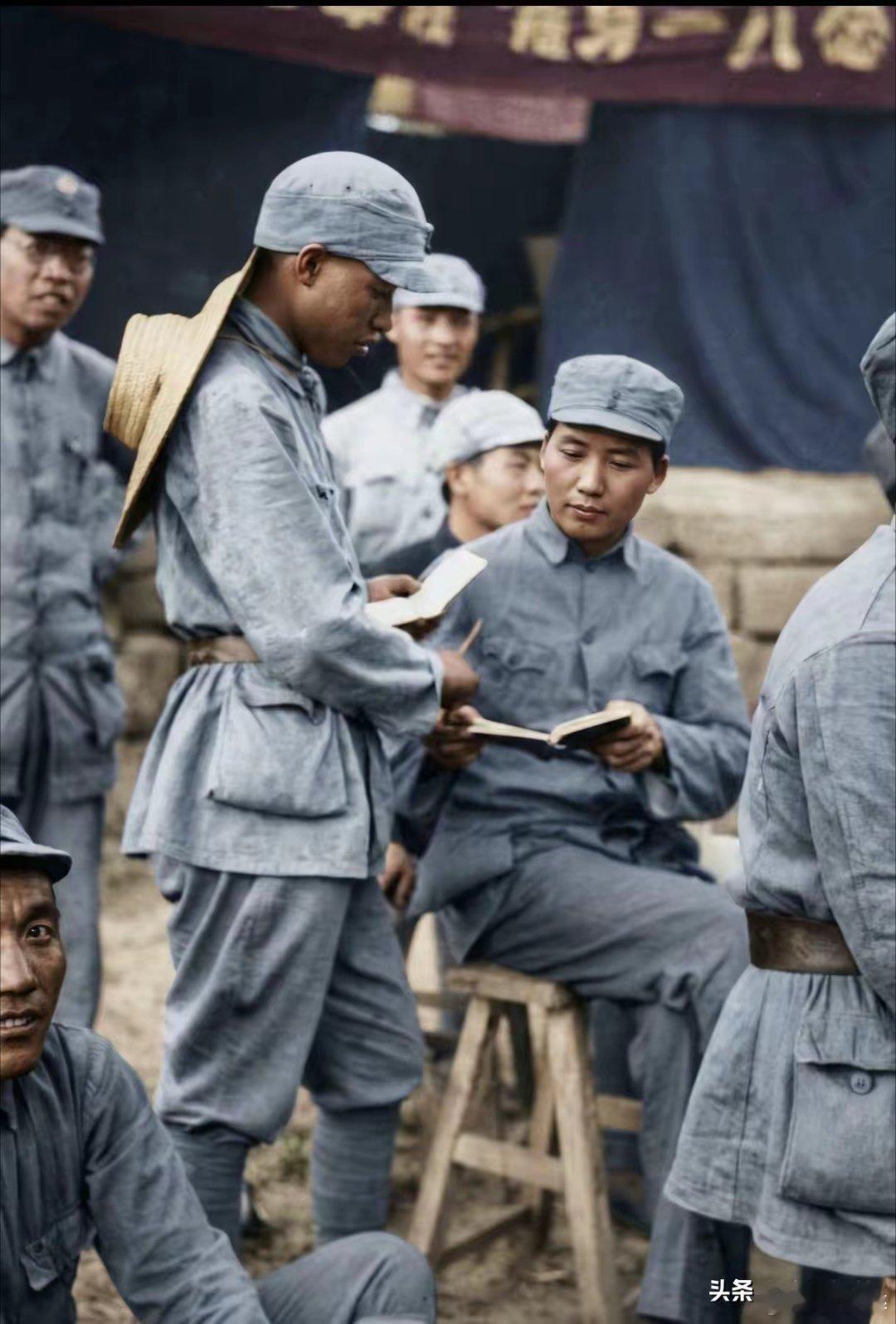 回溯延安岁月，青年毛泽东身姿挺拔英武，面容俊朗大气，五官端正舒展，眼眸深邃而坚定