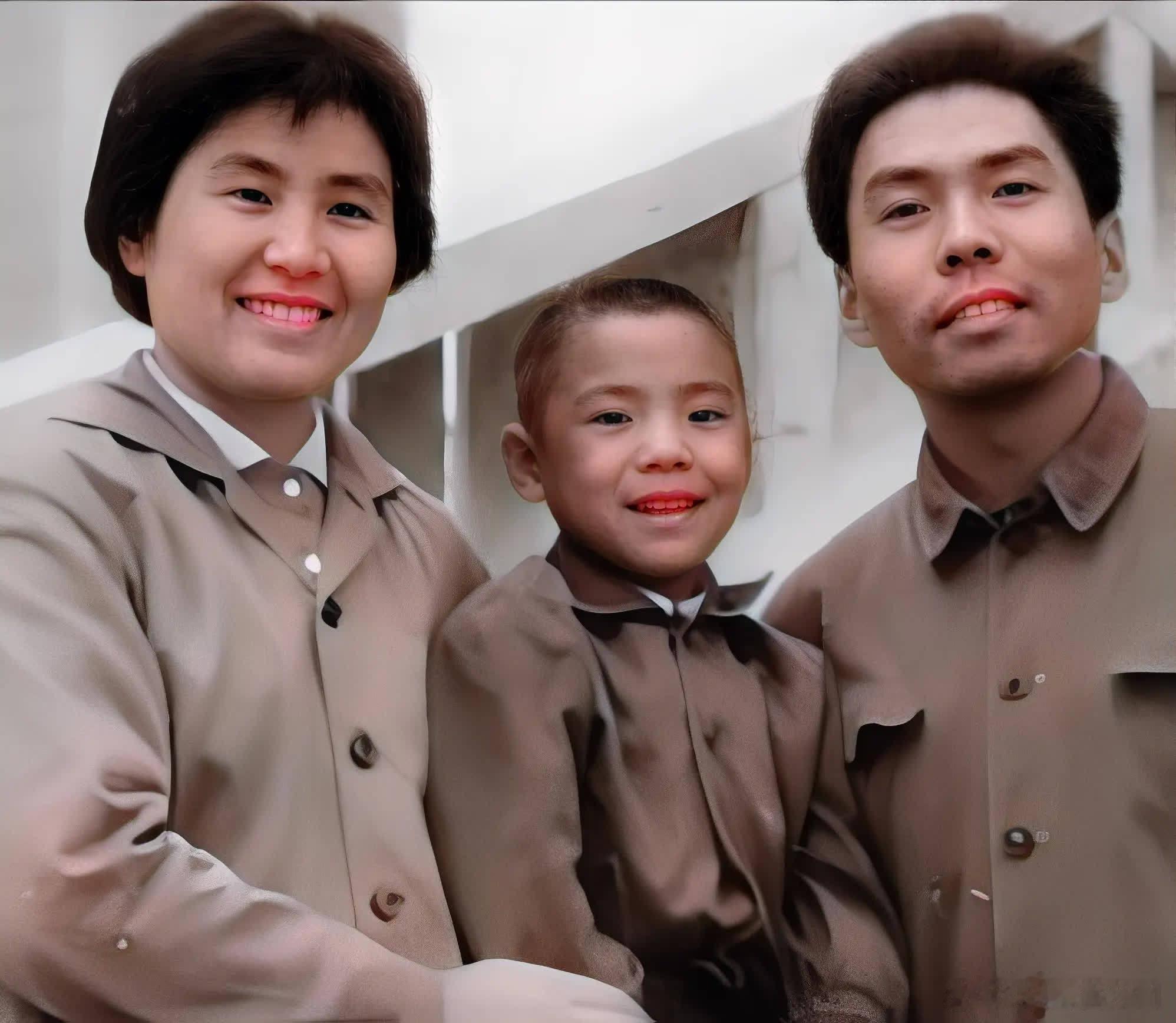 1994年，方舒与导演陈国星离婚后，遇到了屠洪刚。为了不在方舒面前跌份，屠洪刚就