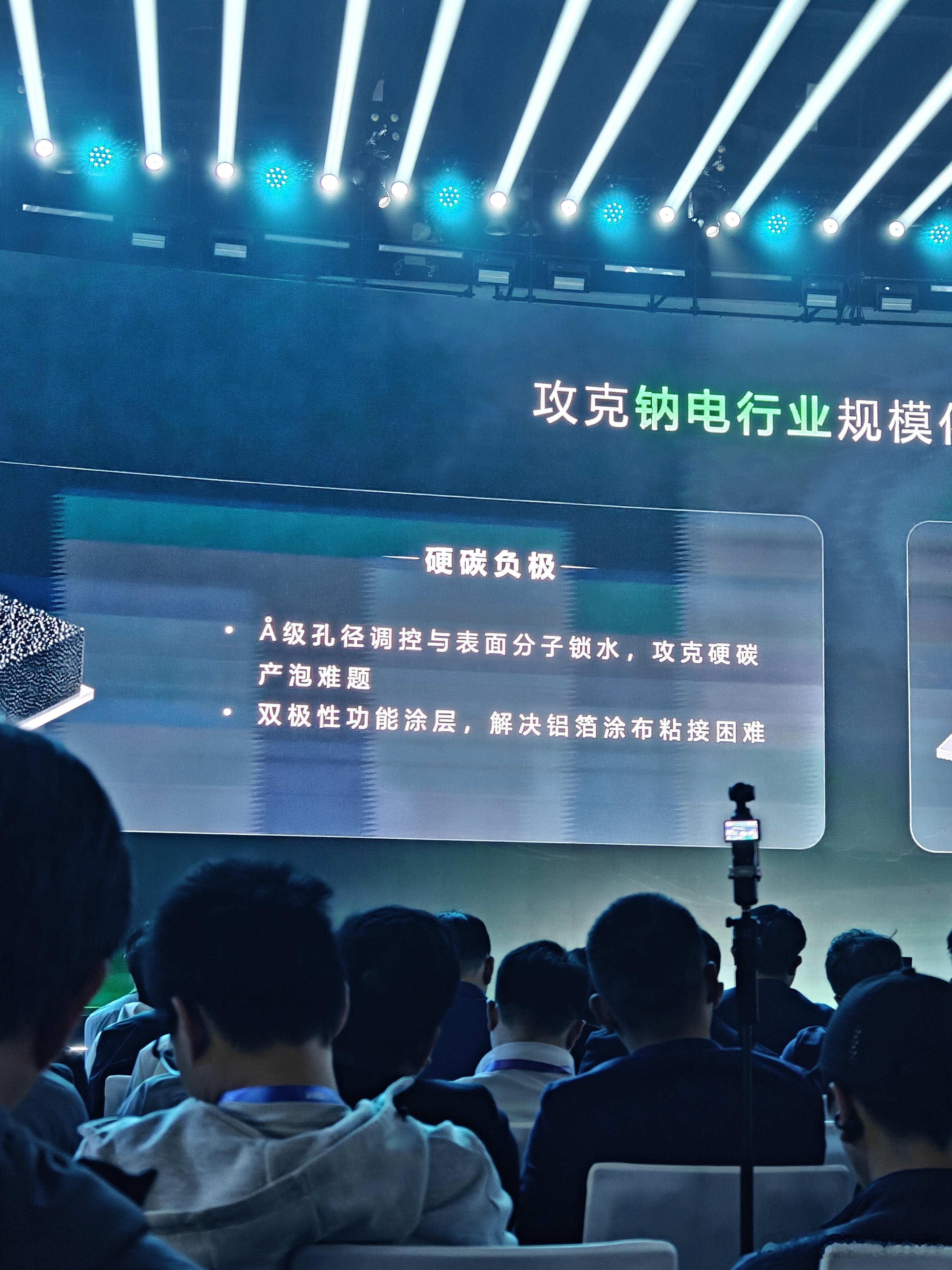 我甚至不知道这个A上面多个逗号叫什么😂 