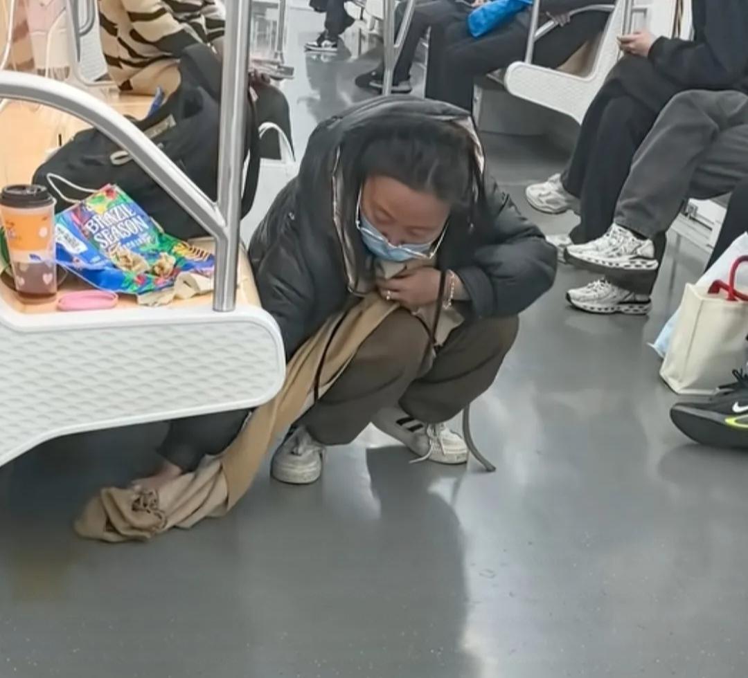 没想到的一幕
竟然在地铁上发生了
在上海的地铁上
一位小女孩喝的饮料撒了一地
妈