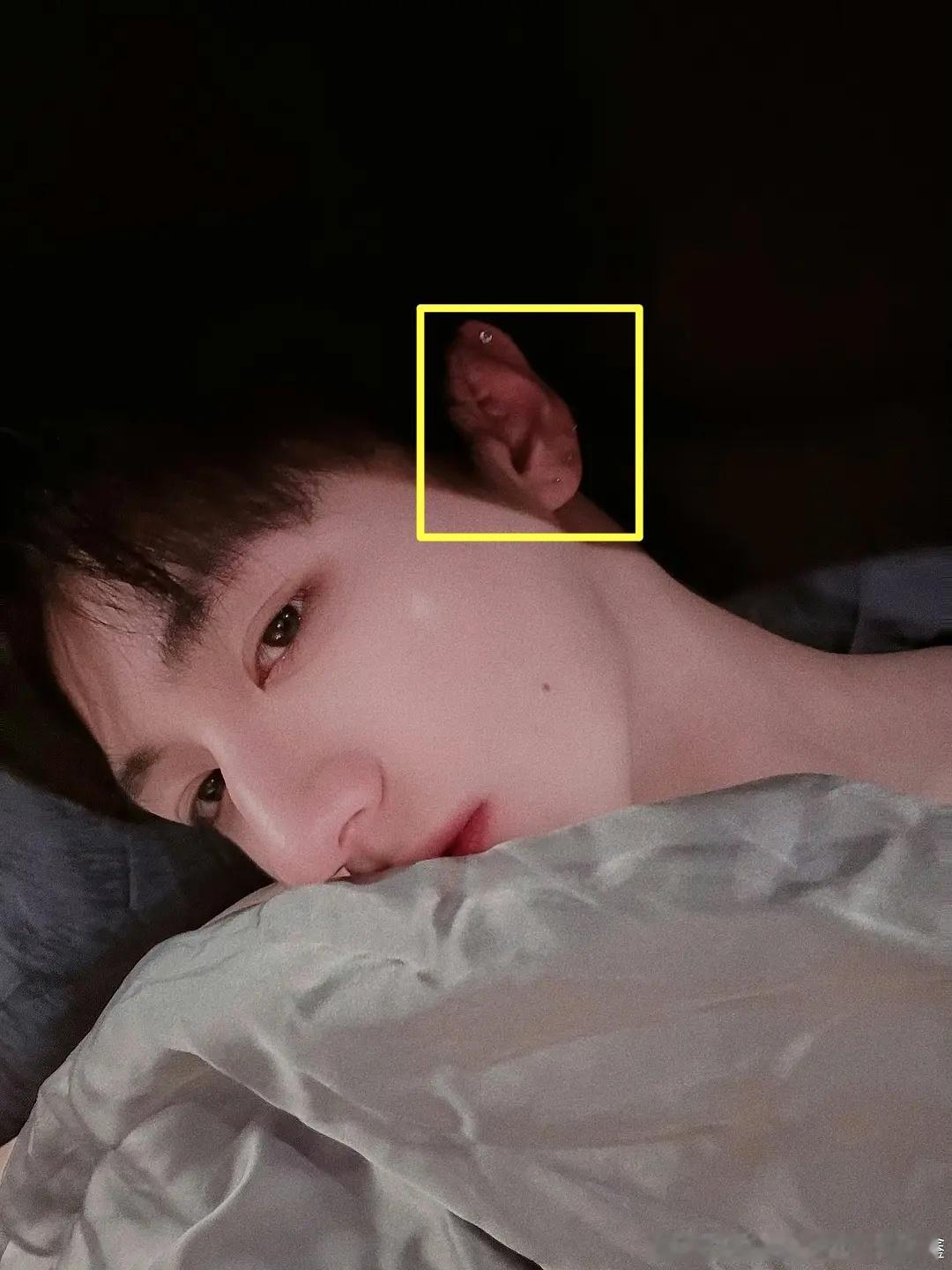 天呐，朱志鑫拍照睁着眼睛画面亮，闭着眼睛画面暗，睡觉前摘下亮闪闪耳钉换成养护耳朵