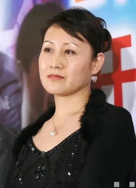 1990年凭借《渴望》中刘慧芳的形象，张凯丽一炮而红，要知道这才是她参演的第二部