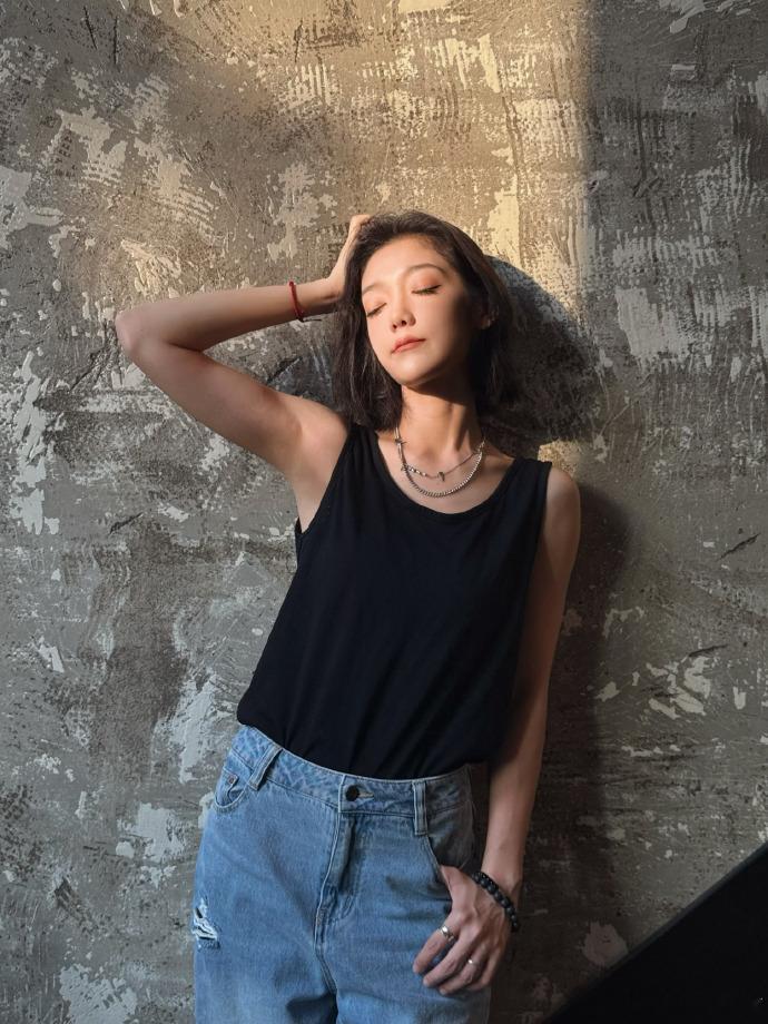 被希林娜依高硬控了 希林娜依高短发把妹王又是轻轻松松把我给硬控了呀，短发造型真的