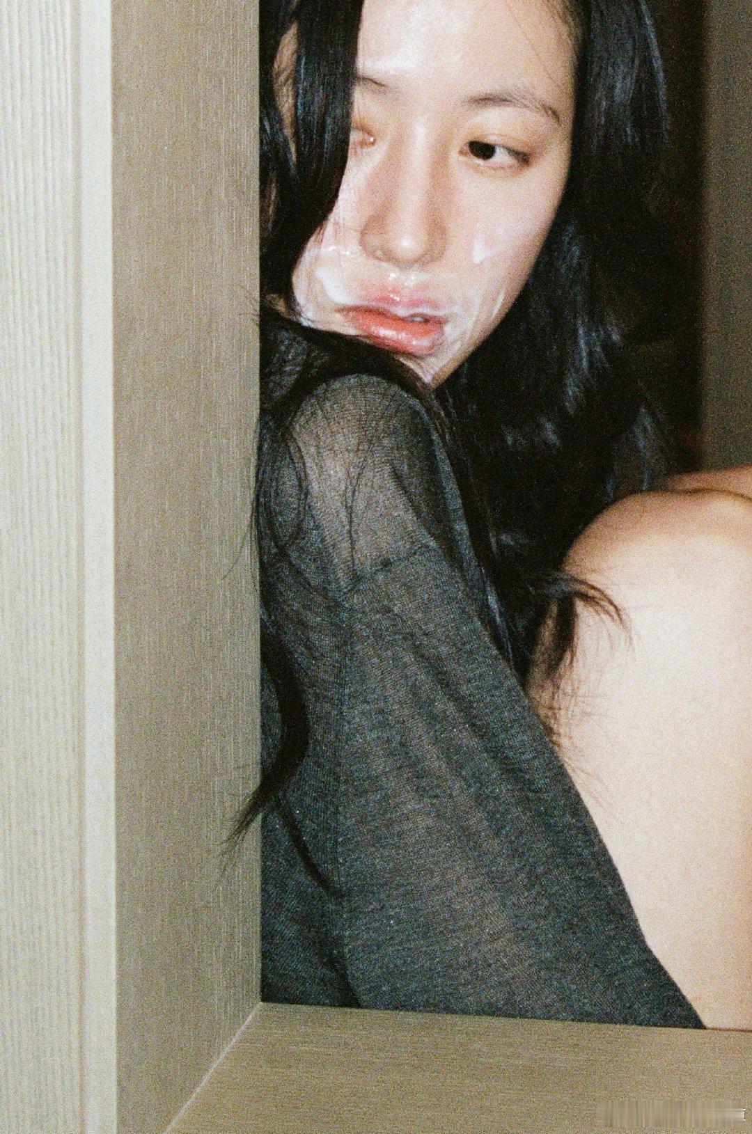 周雨彤唇炎还没好感觉周雨彤要被唇炎逼疯了 看照片前段时间说的唇炎还没好呢，嘴巴旁