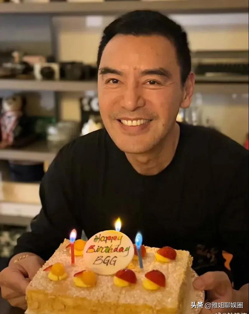 钟镇涛在个人社交平台晒出73岁与亲友一起庆祝的生日的合照，话说这颜值真的非常年轻