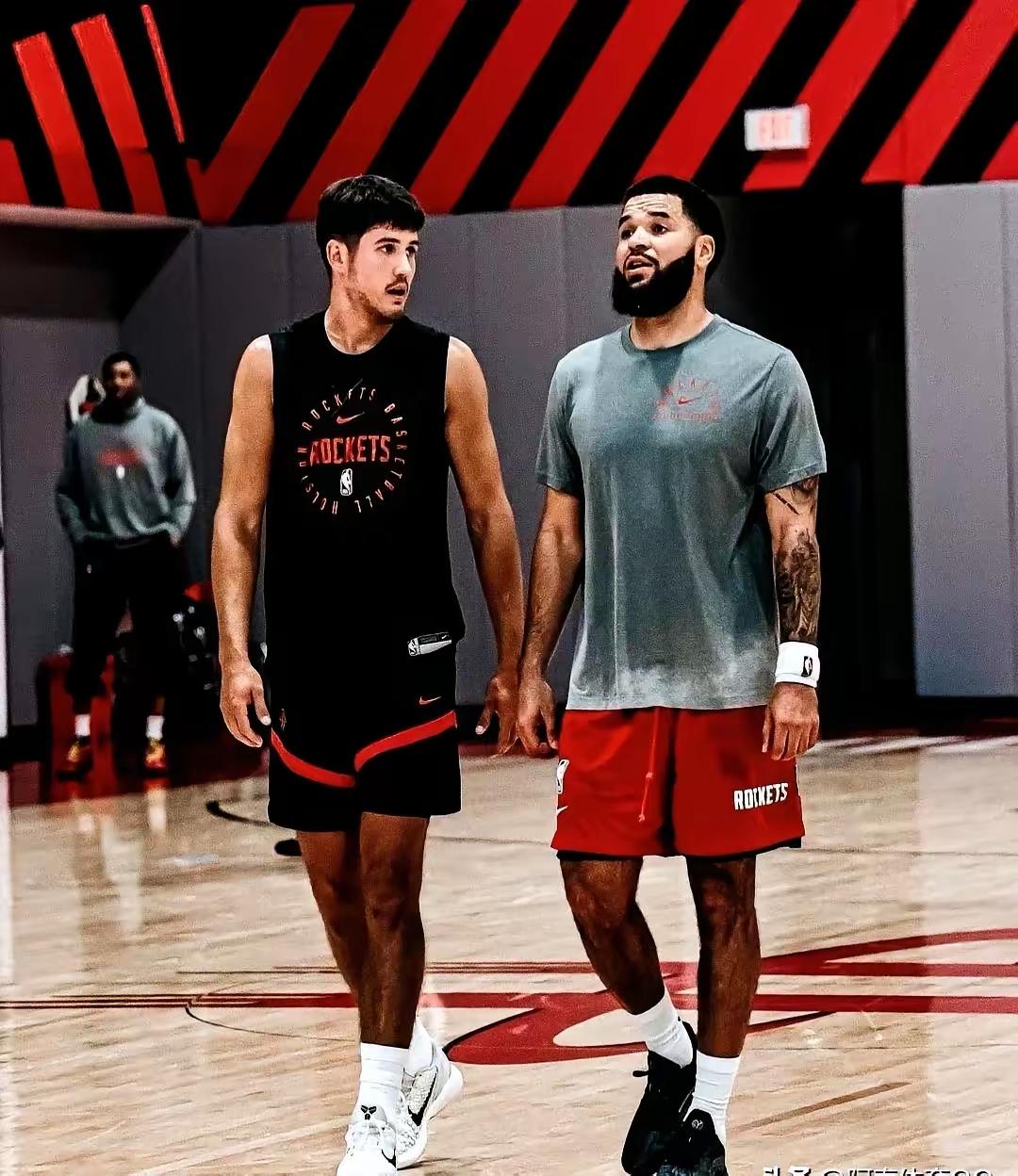 范弗里特并未闲着，全力帮助谢泼德特训三分

范弗里特赛季报销，但是并未闲着，而是