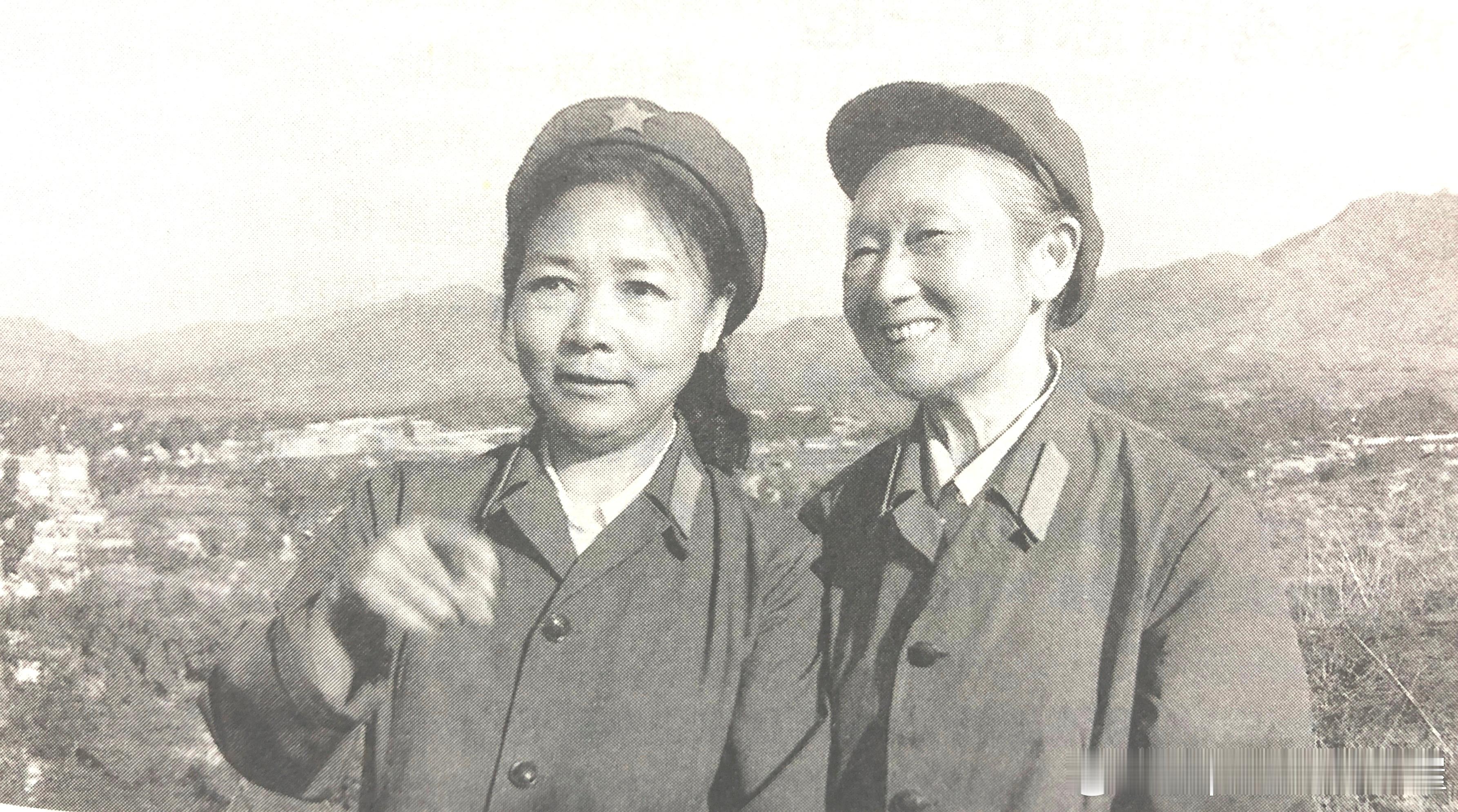 1982年田华与胡朋重返老区留影历史影像