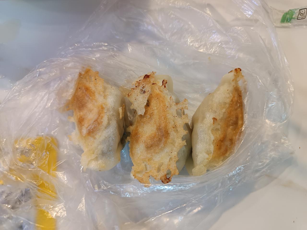 广州市饮食文化本地人逛吃西华路:1、诚诚煎饺，香、脆、鲜。2、强记云吞竹升面:汤