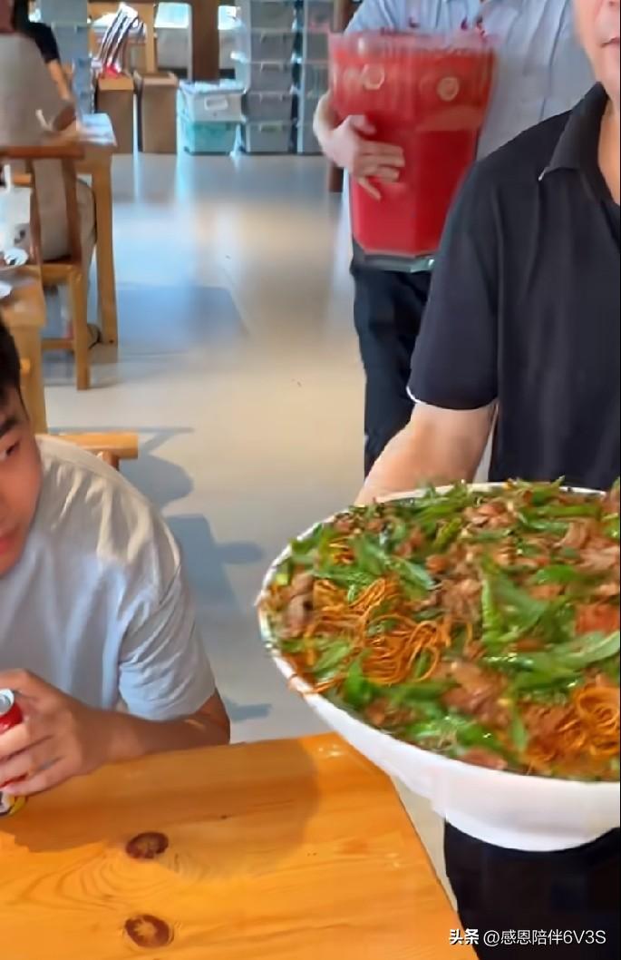 刷到那个长沙辣椒炒肉拌面大王的视频，好家伙，那碗比头还大！青椒脆生生的，肉片铺得