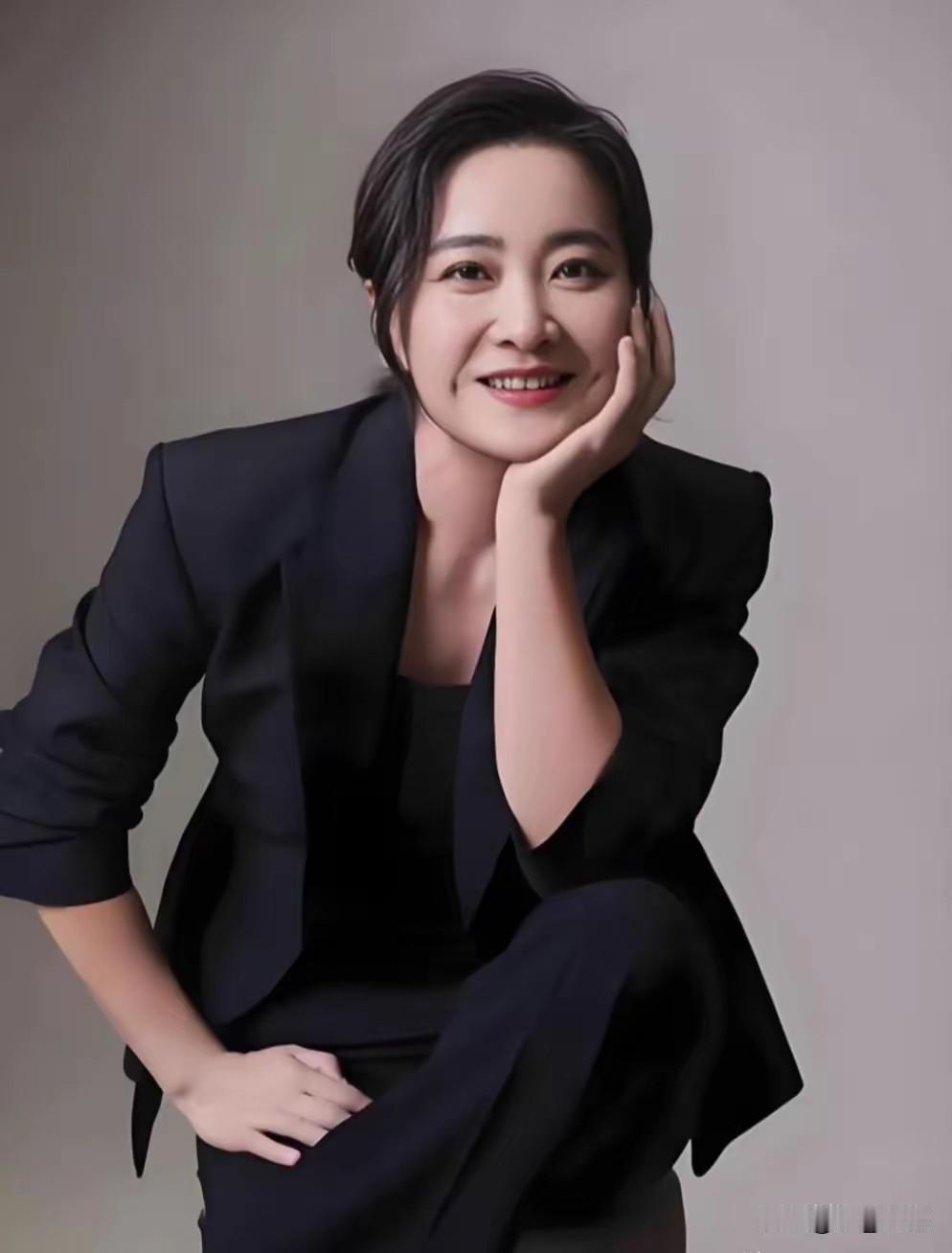 贾玲
操作越来越“迷”了

2024年，《热辣滚烫》爆火后，贾玲两部电影票房高达