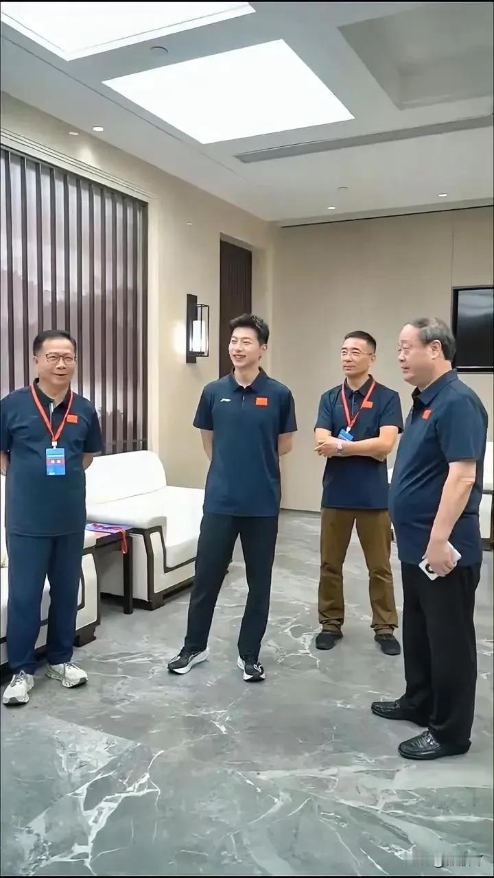 万万没想到！李宁辛苦组织的线下活动
因为这张照片成了网友热议的话题
大家关注全在
