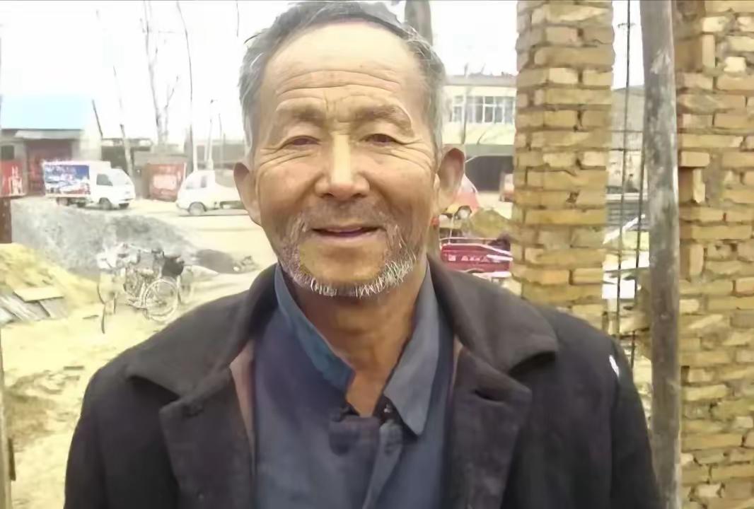 [月亮]北京一流浪汉因无暂住证被送进收容所，填写籍贯时警察瞬间呆住：“您就是大名