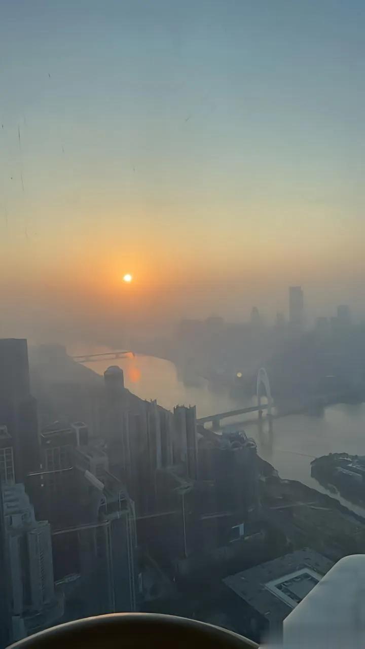 穆里奇回来广州了！
据穆里奇个人在社媒自己晒出的照片，他目前人在广州，难道他准备