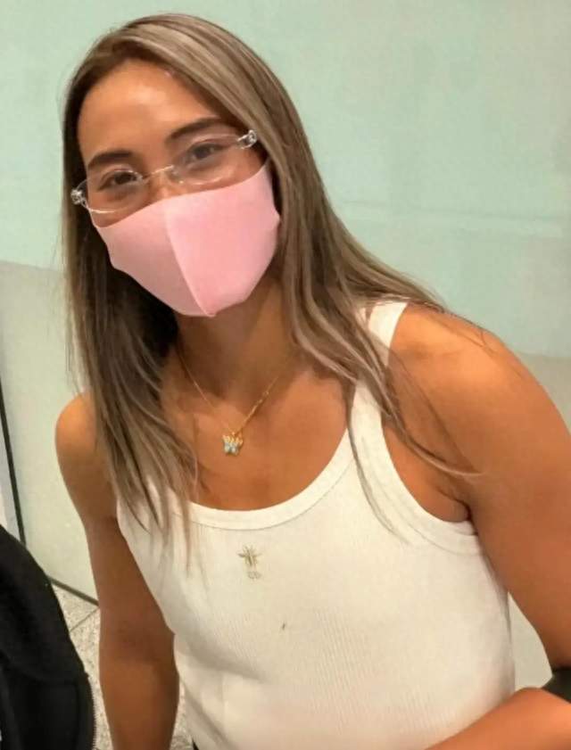 郑钦文穿吊带现身机场，小麦色身材太健美，网友：比白瘦幼耐看