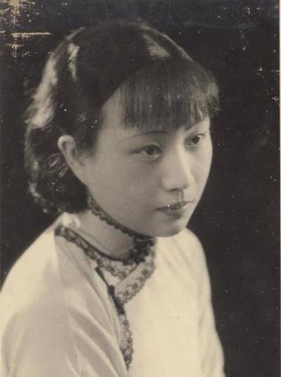 1925年，外出7年的陈诚终于回家，妻子迫不及待脱掉衣服爬到床上，谁知却被陈诚一