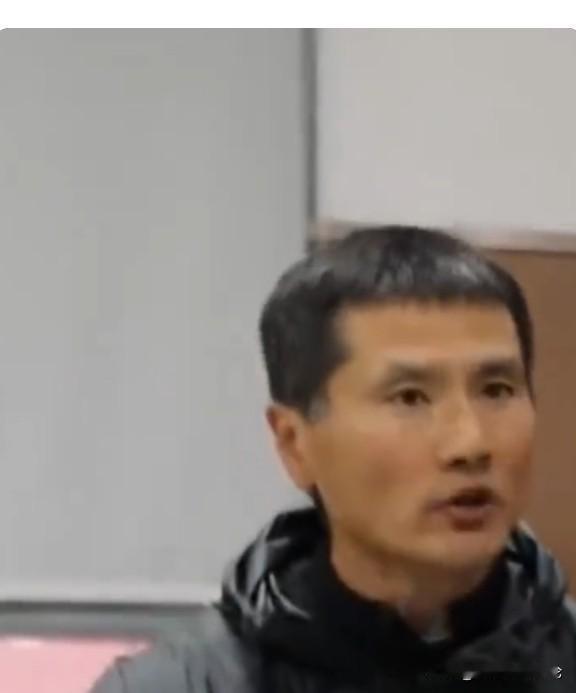 据媒体报道，11月5日，中国足协官方宣布，青岛西海岸主帅邵佳一担任国足新任主帅。