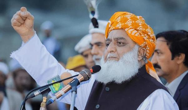 真是让人惊掉下巴！巴基斯坦的一位政坛大佬最近彻底急眼了，直接指着政府鼻子骂：咱们