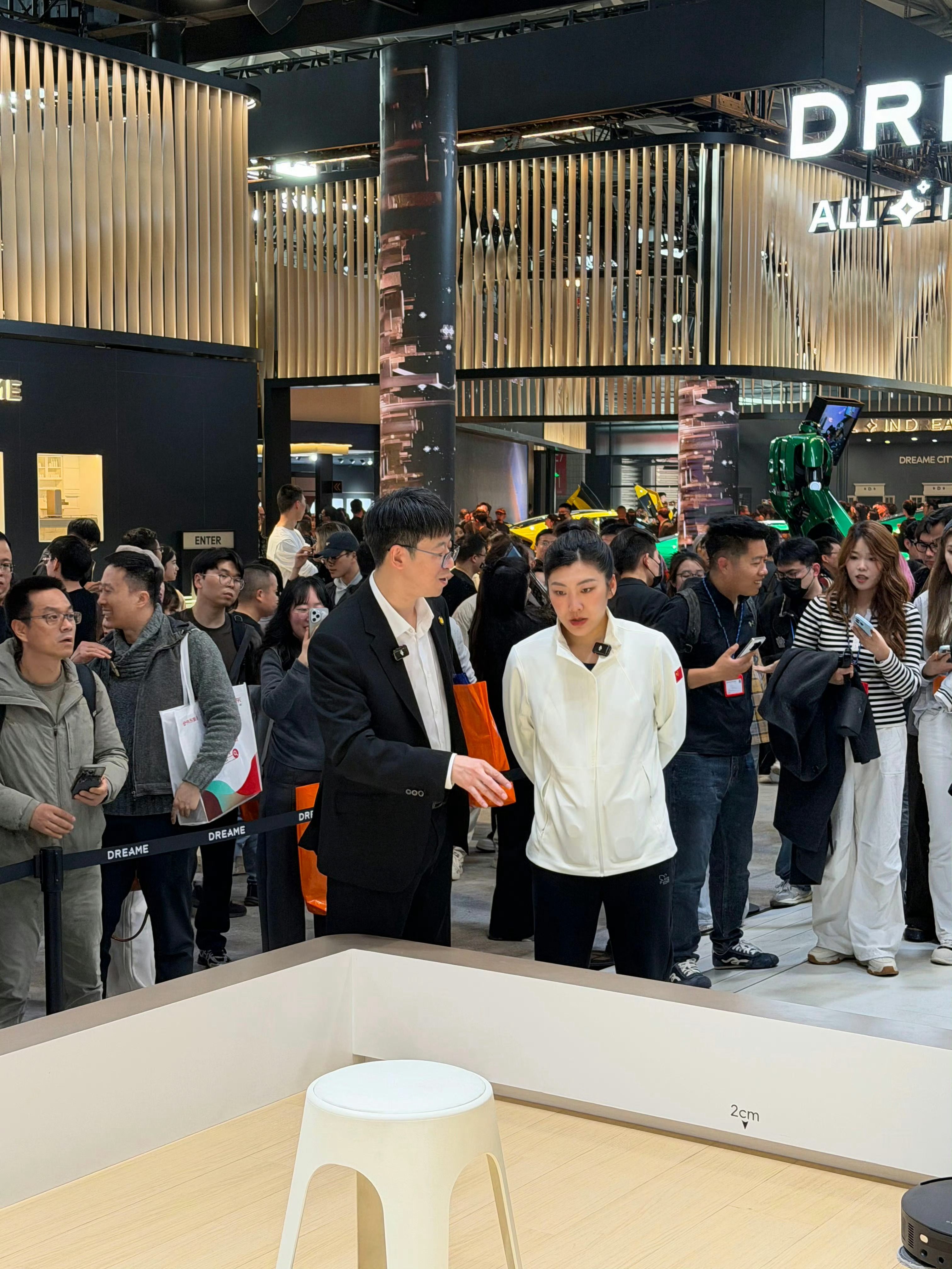 徐梦桃逛AWE被扫地机圈粉了 本届AWE2026以“AI科技 慧享未来”为主题，