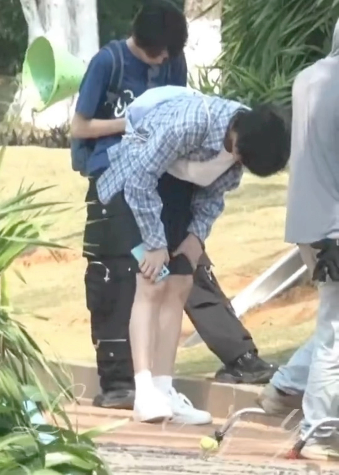 陈奕恒膝盖受伤陈奕恒膝盖上好几处淤青和小伤口拍摄一定好好照顾自己，注意安全啊！！