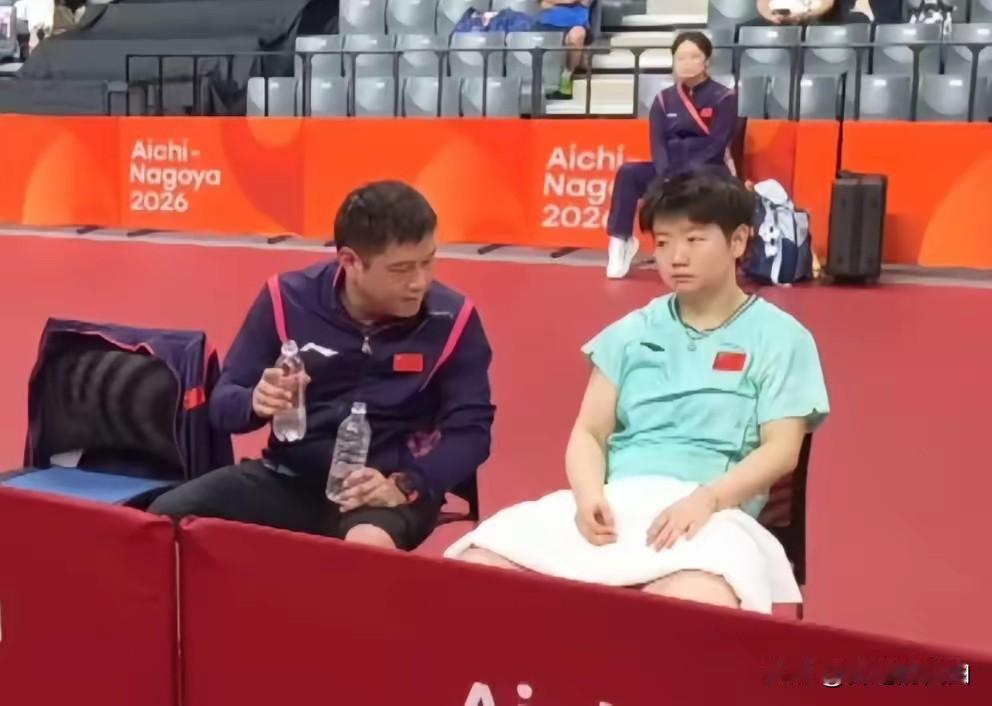 孙颖莎4:2拿下朱芊曦这场
为何这么难？
莱维说：从局间的动作来看，莎莎太累了！