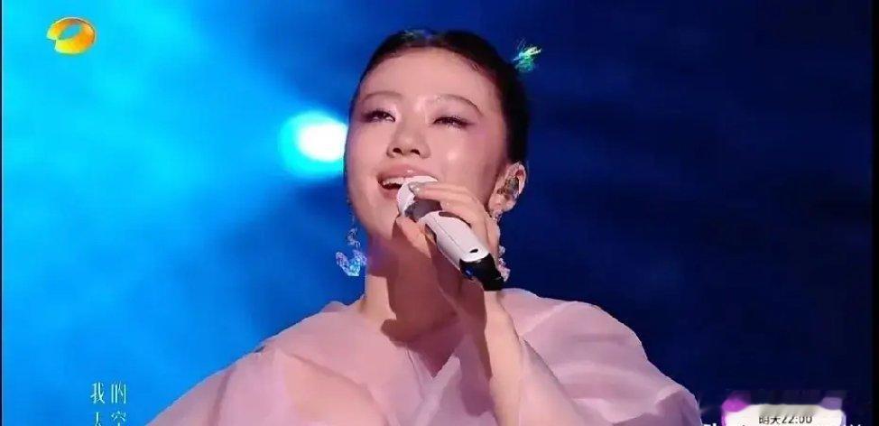 单依纯再夺第一后发文 其实明眼人都已经看出来了，单依纯连续两次夺得第一名，并不是