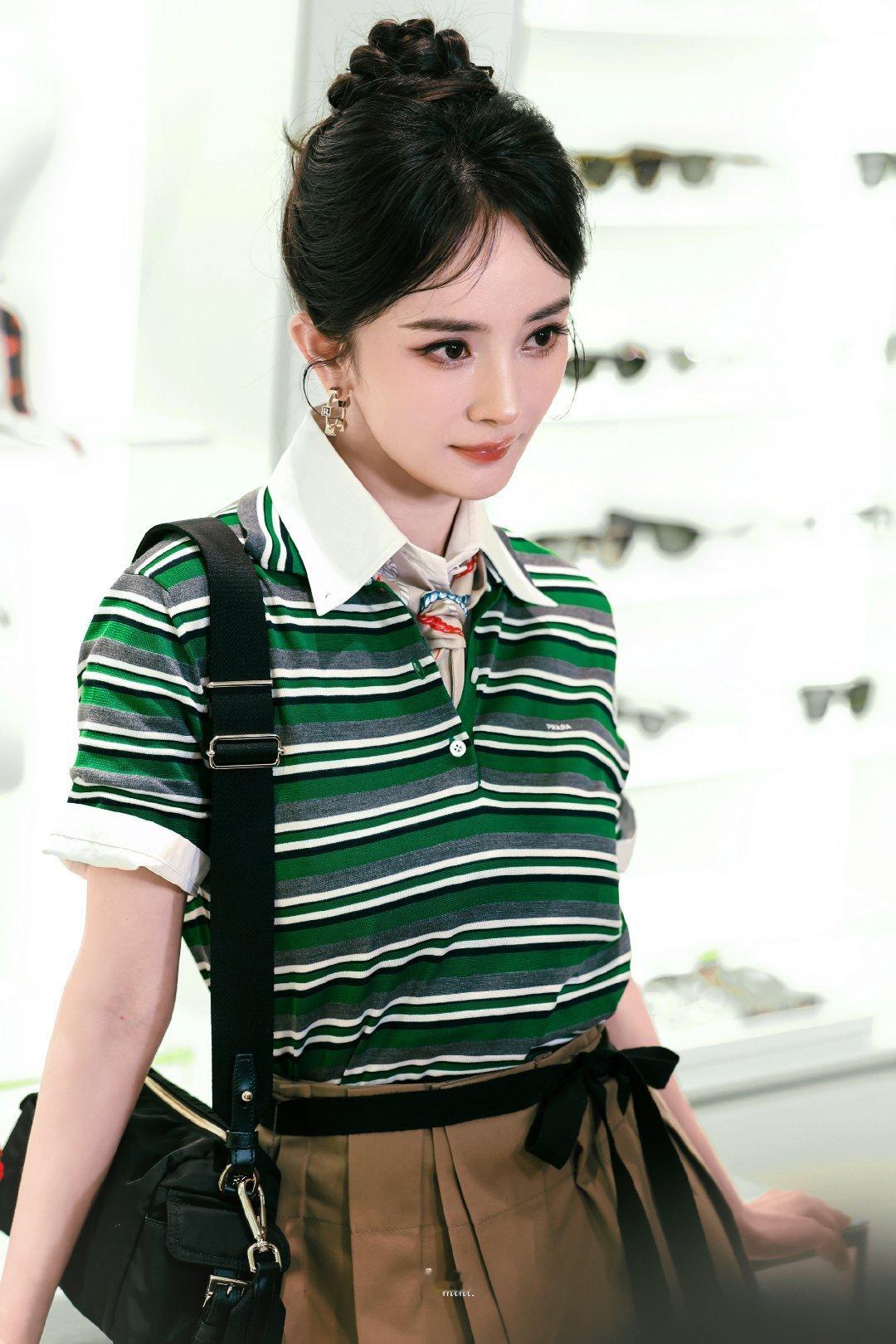 杨幂完全prada女王来的！两个造型都完美驾驭！完全赏心悦目