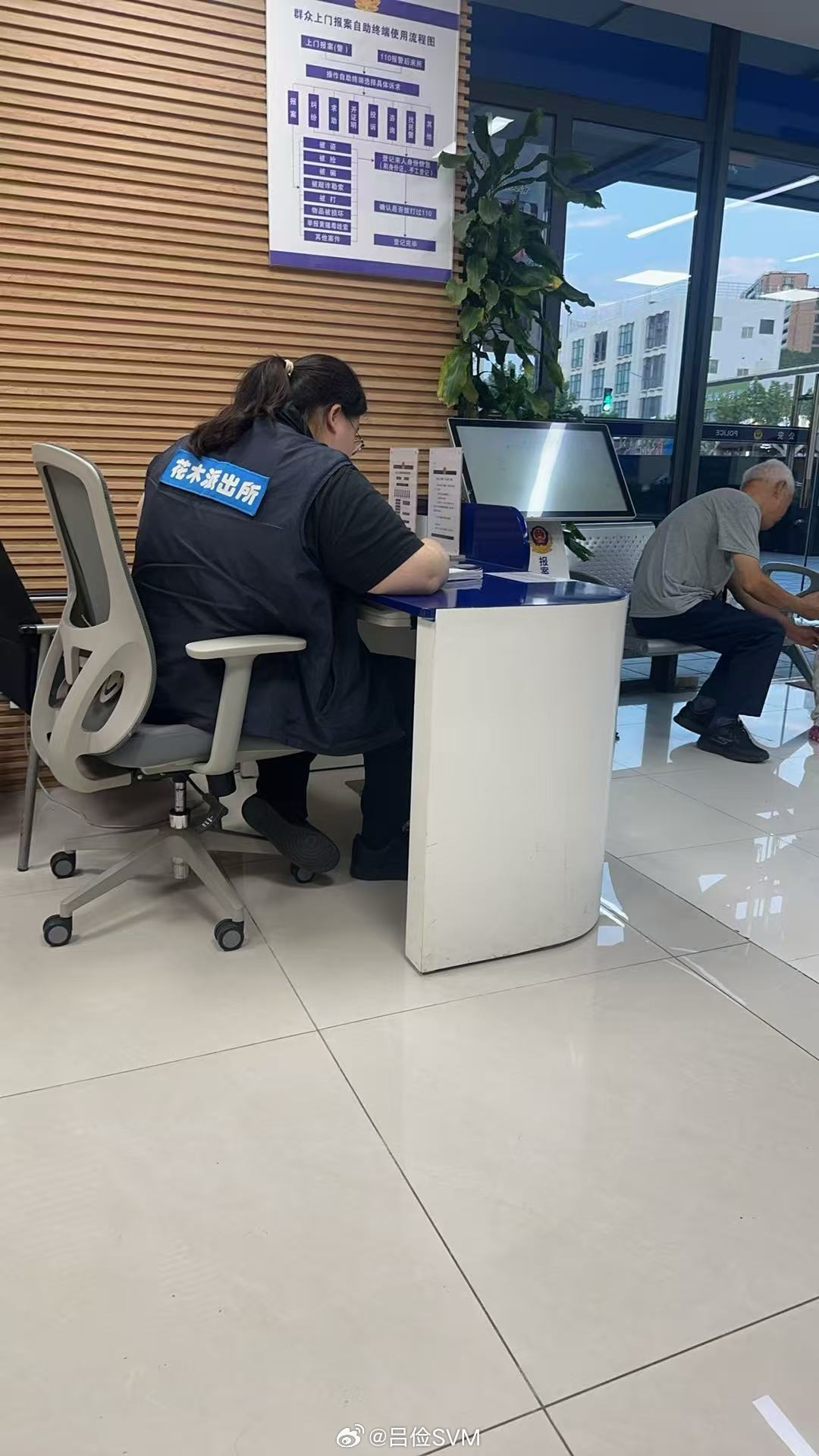 昨天洗车，我忽然发现主驾这边车门磕了个凹坑，还有点露白。我上一台车之前也被磕出四