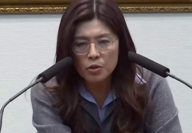 今天，针对“三班护病比”法案推动过程，国民党主席郑丽文批评，在“立法院”讨论利民