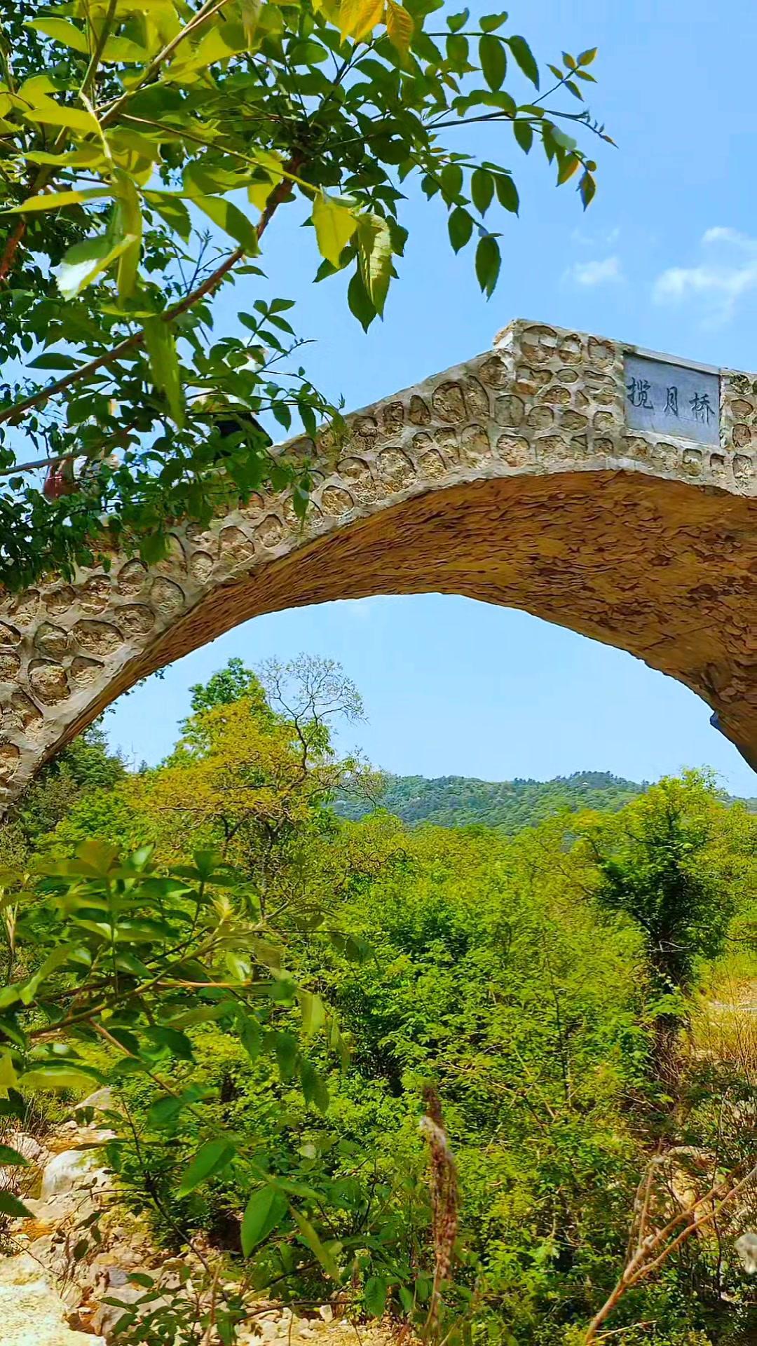 在乡野古桥旁徒步登山，脚下的石板路带着岁月的温度，每一步都是和春天的温柔相遇。