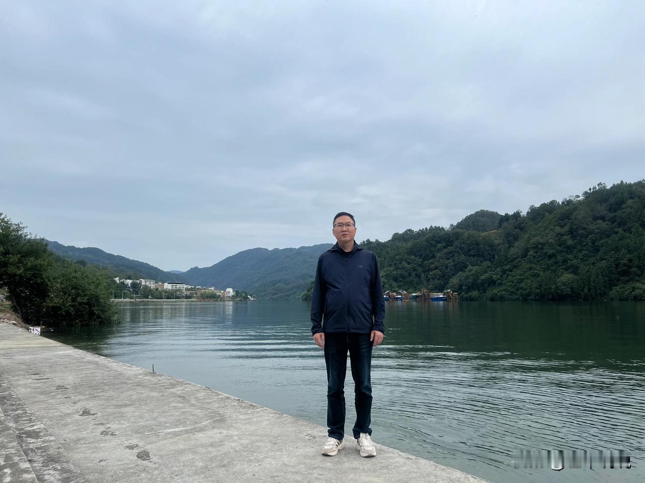 #上联，世世代代都种地，求下联？#
   下联：年年岁岁总耕耘。