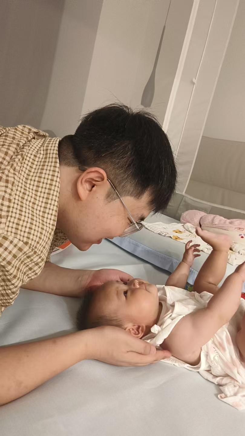 父女互动中……