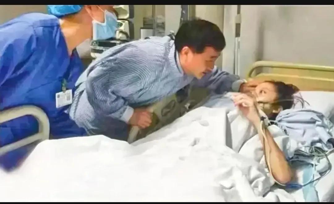 这是2014年底，姚贝娜留下的最后一张照片，让人痛心不已，镜头中的她看起来极度憔