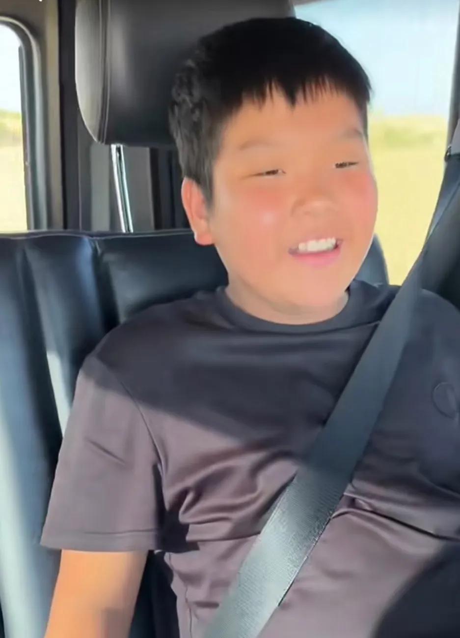 黄圣依的大儿子在度过暑假后变得更加胖了。杨子让两个孩子出现在拍摄的视频中，安迪的