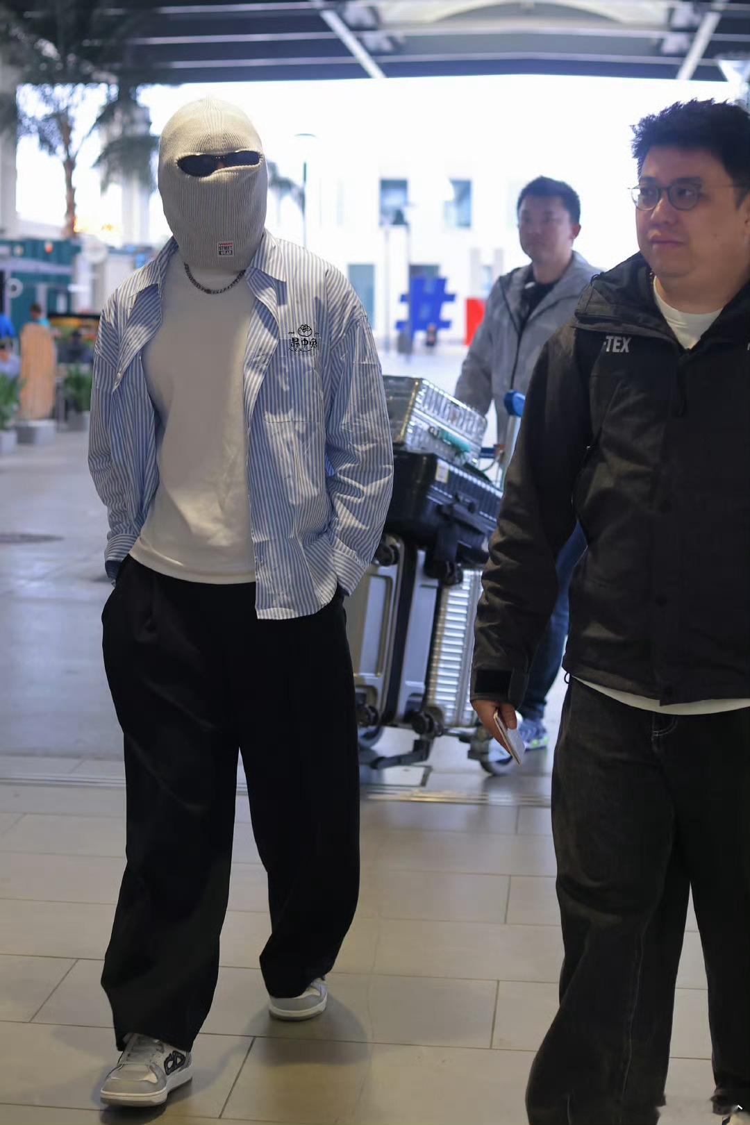 #于适滞空飞起拍照#于适回国造型让我想起一个梗看不见我吧哎，逗你玩呢i和e自由切