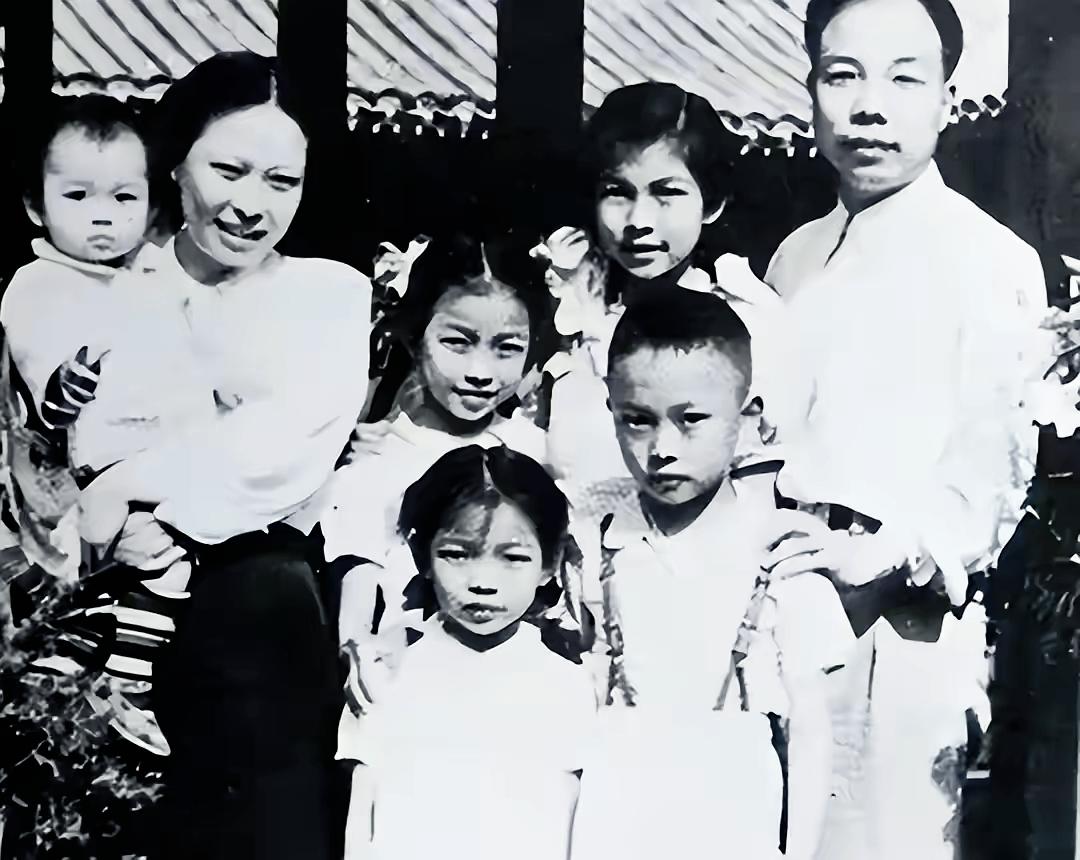 1958年，开国上将萧华回到江西兴国，找到了失散24年的亲妹妹萧金洪。见面时，萧